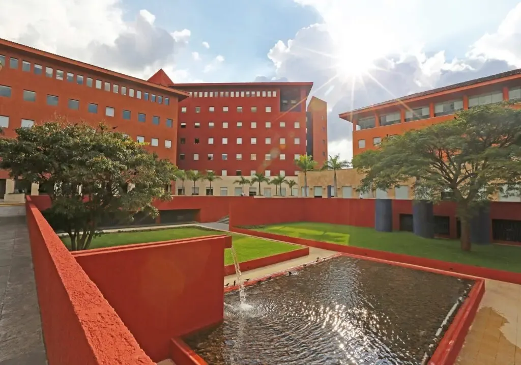 Edificios de oficinas de Grupo Roble alrededor de un espejo de agua