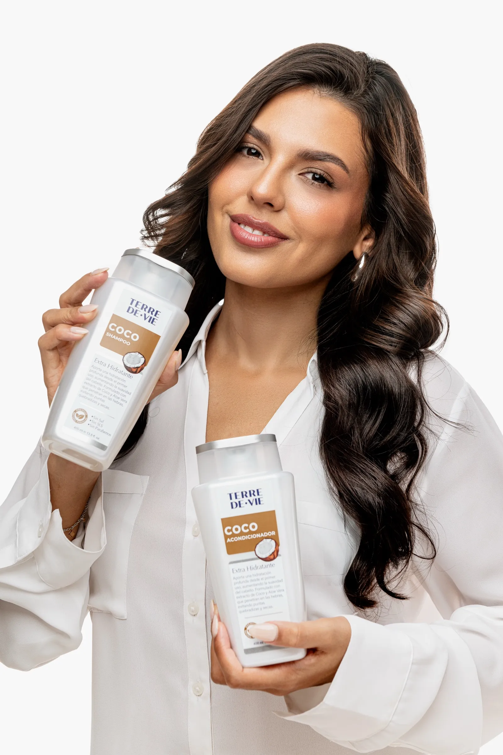 Modelo con dos productos de Terre de Vie en estudio